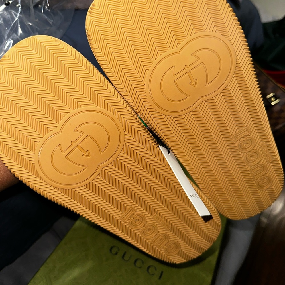 Women Gucci slides - Picture 2 of 5